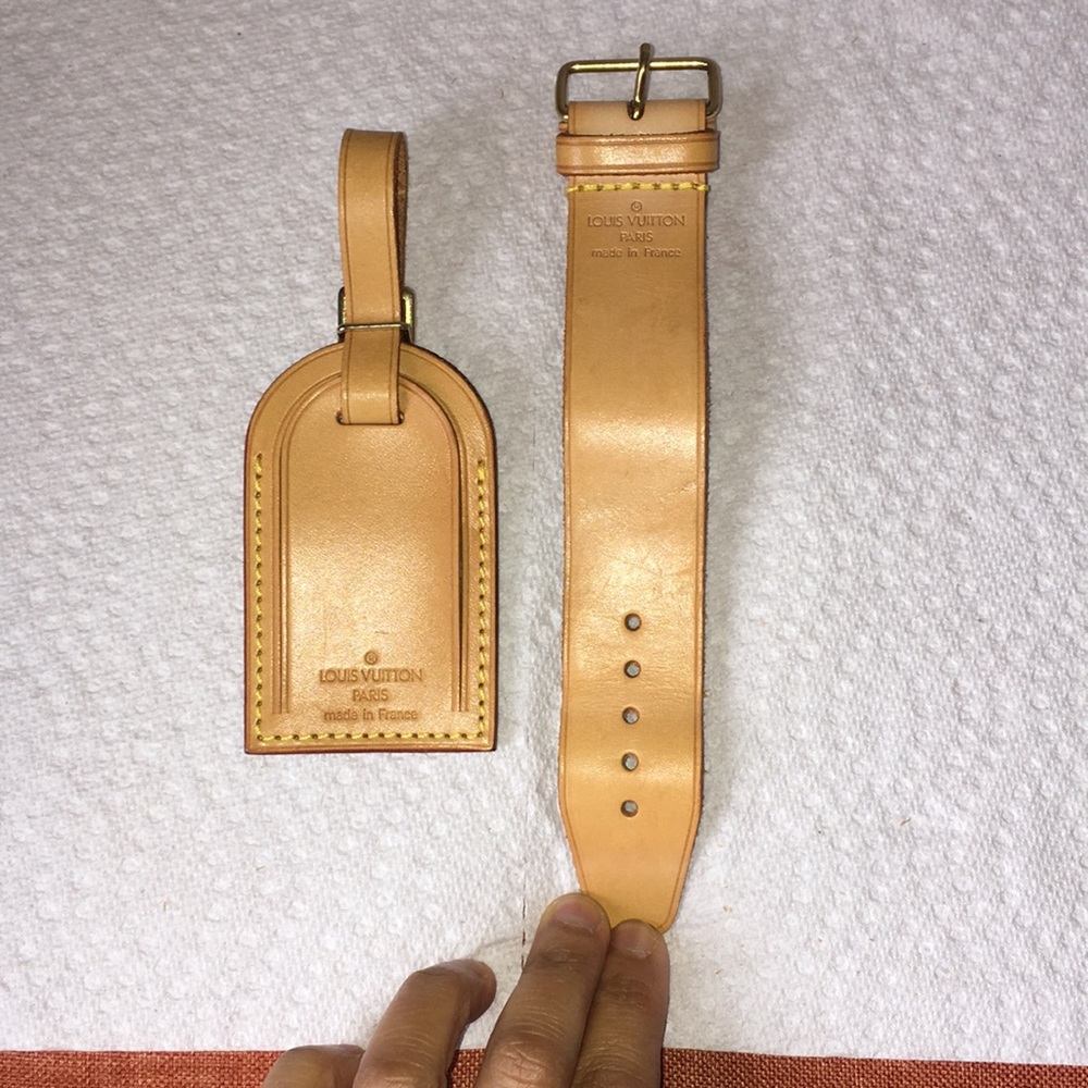 Louis Vuitton Luagge Tag and Poignet.